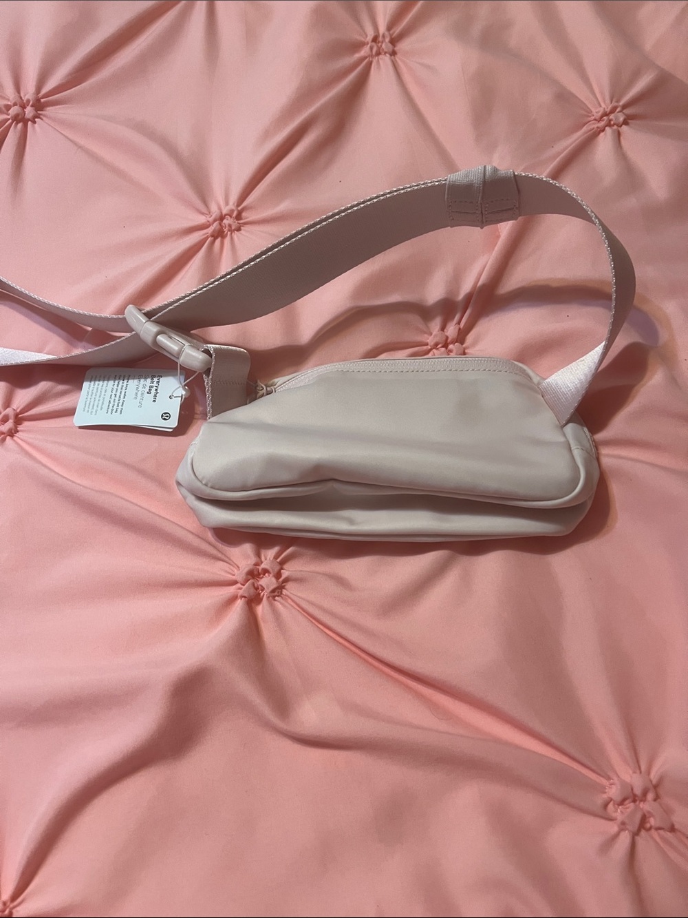 lululemon everywhere, a belt bag in light pink - Picture 4 of 4